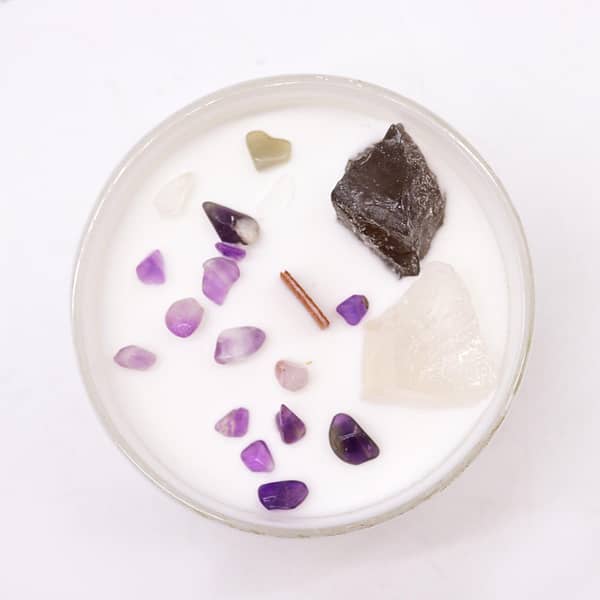 vela de soja y piedras